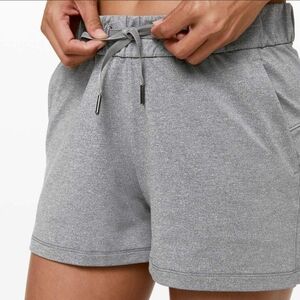 ʕ·ᴥ·ʔ Lululemon On the Fly Mid Rise Shorts Size 6